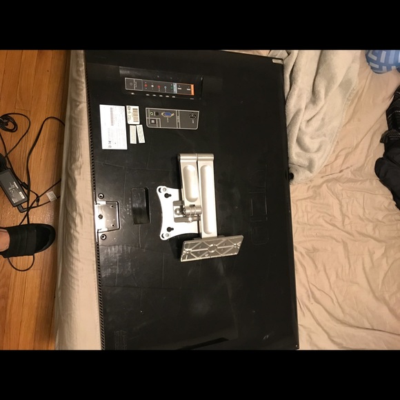 32 inch Vizio tv with mount - Picture 3 of 3